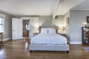 6 Schlafzimmer, Schreibtisch, Bügeleisen/Bügelbrett, Reisekinderbett