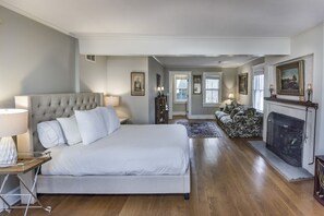 6 bedrooms, desk, iron/ironing board, travel cot - Elegant Country Estate with Equestrian Farm (Newtown)