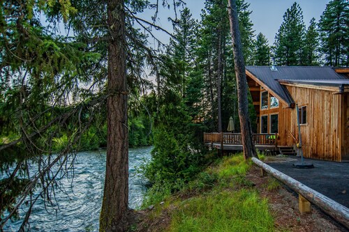 Riverfront, with Hot Tub & Deck Overlooking the River! Sandy beach steps away!