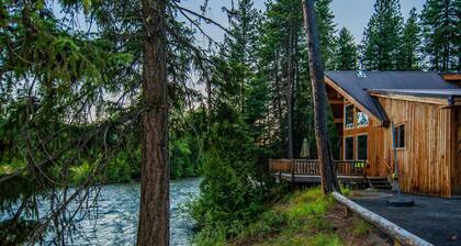 Riverfront, with Hot Tub & Deck Overlooking the River! Sandy beach steps away!