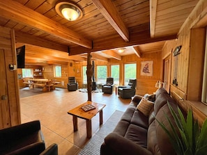 Smart TV, fireplace, video games, DVD player - Riverfront, with Hot Tub & Deck Overlooking the River! Sandy beach steps away! (Leavenworth)