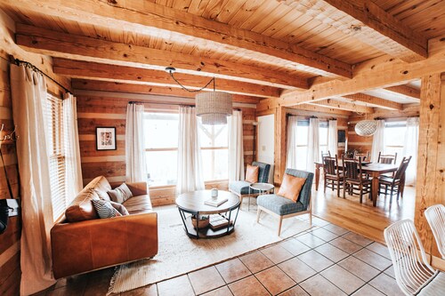 Secluded Log Cabin with Mountain Views. Hot Tub & 'Seasonal' Heated Pool