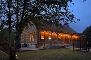 Exterior - Secluded Hilltop Sanctuary: Private Seasonal Pool, Hot Tub & Woodland Trail. (Trion)
