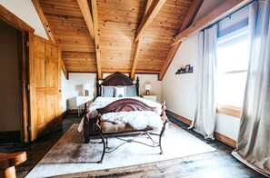 3 bedrooms, desk, iron/ironing board, free WiFi - Secluded Hilltop Sanctuary: Private Seasonal Pool, Hot Tub & Woodland Trail. (Trion)