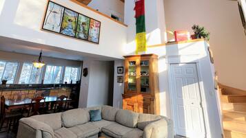 TV connectée, cheminée, lecteur de DVD, vidéothÚque