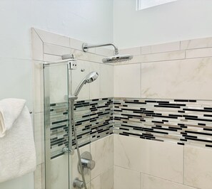 Haartrockner, Handtücher, Seife, Shampoo