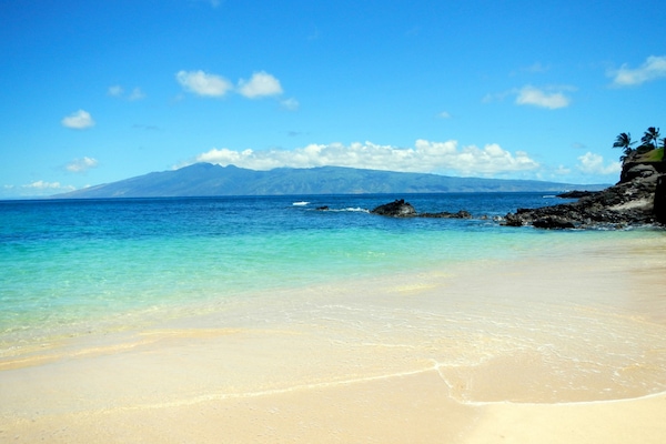 En la playa, camastros y toallas de playa