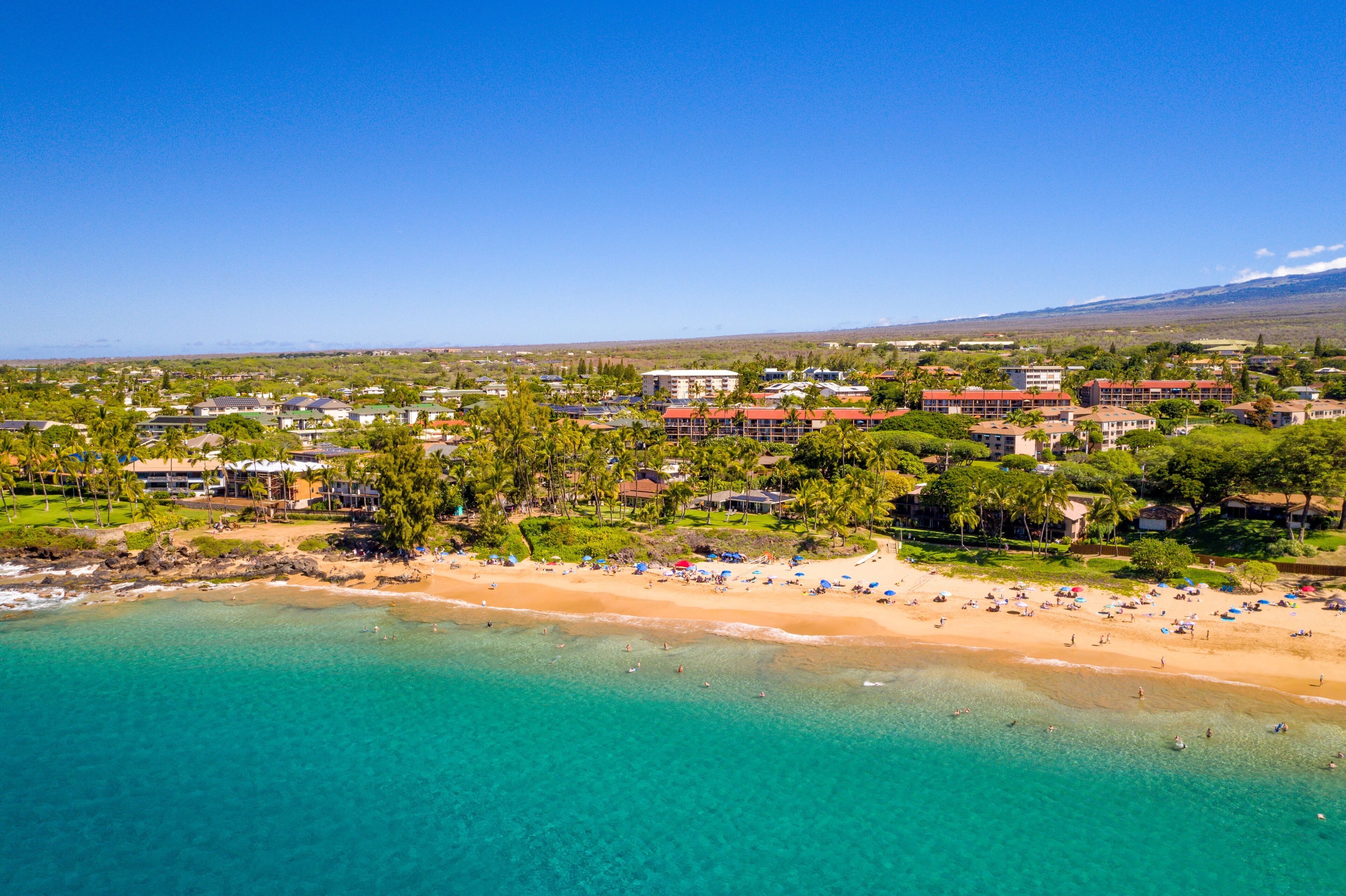 Playa en los alrededores, camastros y toallas de playa 