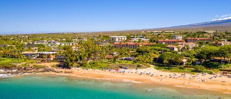 Playa en los alrededores, camastros y toallas de playa