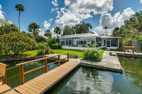 Rated Top 10 Home in Crystal River-Perfect Location, Waterfront-Pool-Kayaks-Dock
