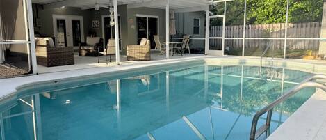 Utendørsbasseng og et oppvarmet basseng