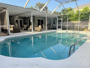 Alberca al aire libre y alberca climatizada