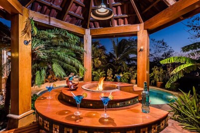 Casa Juliana: Beautifully renovated Villa in Jan '25 with pool steps from beach