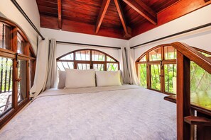 6 Schlafzimmer, Zimmersafe, Schreibtisch, Bügeleisen/Bügelbrett