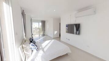 6 bedrooms, iron/ironing board, WiFi, bed sheets