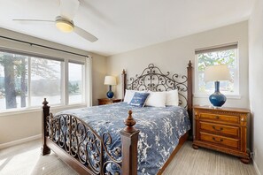 3 bedrooms, iron/ironing board, internet, bed sheets - Waterfront home with private hot tub, free WiFi, firepit & shared dock (Lincoln City)