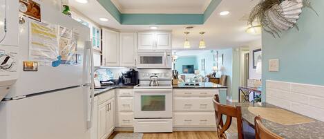 Jääkaappi, mikroaaltouuni, uuni, liesi