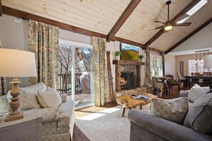 Smart TV, fireplace, video games, books - Great Location/100 yd. to lift, Club Member, Walk To Resort & Fire pit!  (Beech Mountain)