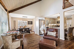 Interior - Great Location/100 yd. to lift, Club Member, Walk To Resort & Fire pit!  (Beech Mountain)