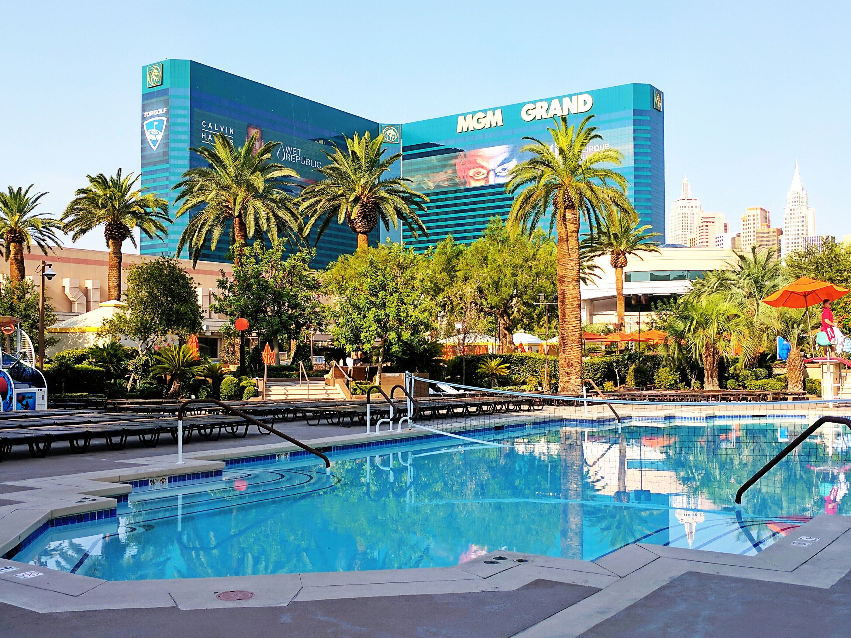 Een buitenzwembad en een verwarmd zwembad