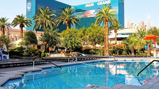 Una piscina con vistas al hotel MGM Grand al fondo.