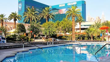 Utomhuspool och uppvärmd pool