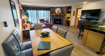 Remodeled Condo w/ FREE WiFi, Parking, Heated Pool, Hot Tubs, Skier Shuttles