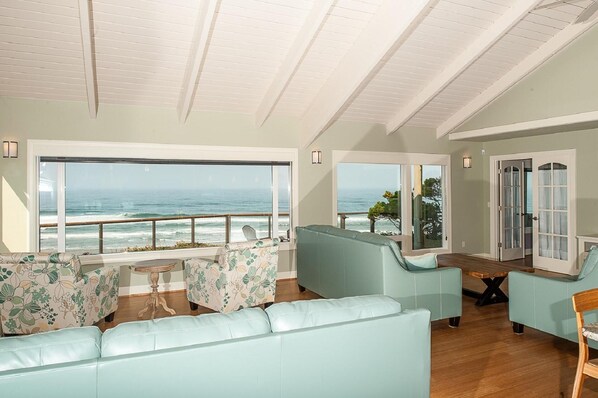 Smart-tv, pejs, dvd-afspiller, bordfodbold