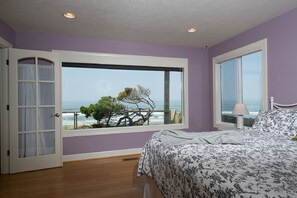 5 chambres, bureau, fer et planche à repasser, lit de bébé portatif