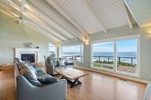 OCEANFRONT Roads End 4000sft Home w/Hot Tub, Game Room & Amazing Views!