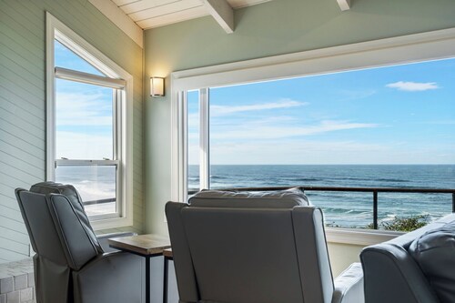 OCEANFRONT Roads End 4000sft Home w/Hot Tub, Game Room & Amazing Views!