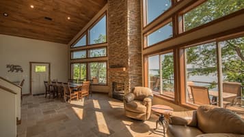 Tv, eldstad, dvd-spelare och böcker