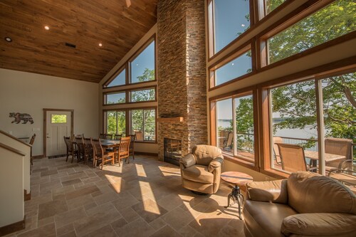 Neue Luxusvilla am See mit 7 Schlafzimmern! Schlafmöglichkeiten für bis zu 18 Personen und in der Nähe der Smokies