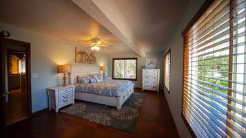 6 quartos, escrivaninha, ferros/tábuas de passar roupa, berço de viagem