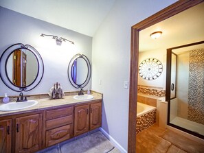 Combined shower/bathtub, hair dryer, towels, soap - Hilltop Retreat! Secret Bunk Room • Pool Table, Foosball & Dogs OK! (Colorado Springs)