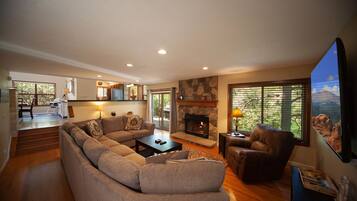 Smart TV, lareira, pebolim, brinquedos