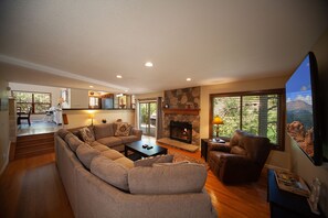 Smart TV, chimenea, futbolito y juguetes 