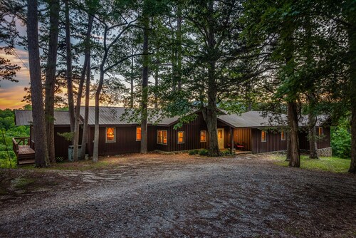 Morwood House - Hot Tub and Large Game Room on 15+ Private Acres
