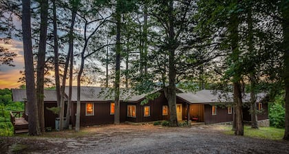 Morwood House - Hot Tub and Large Game Room on 15+ Private Acres