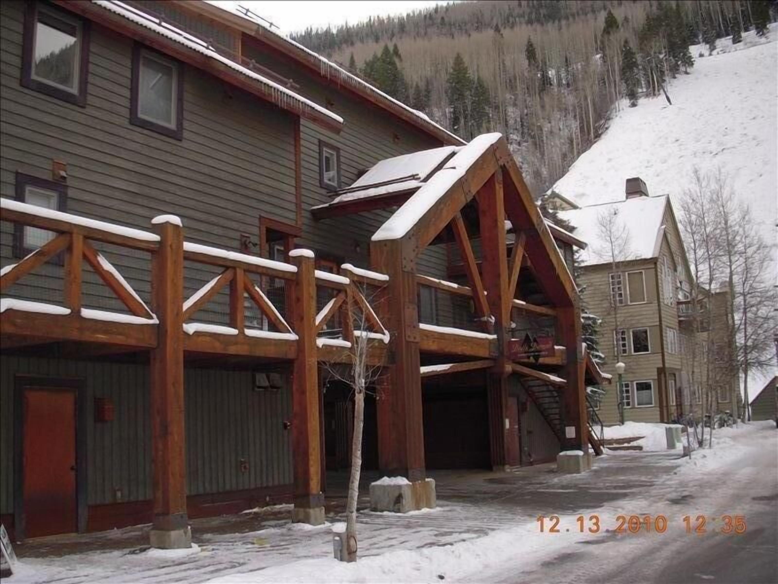 Ski-in/Ski-out,  In-Town Townhome, 2BD/2.5BA, Garage, Laundry- shuttle 