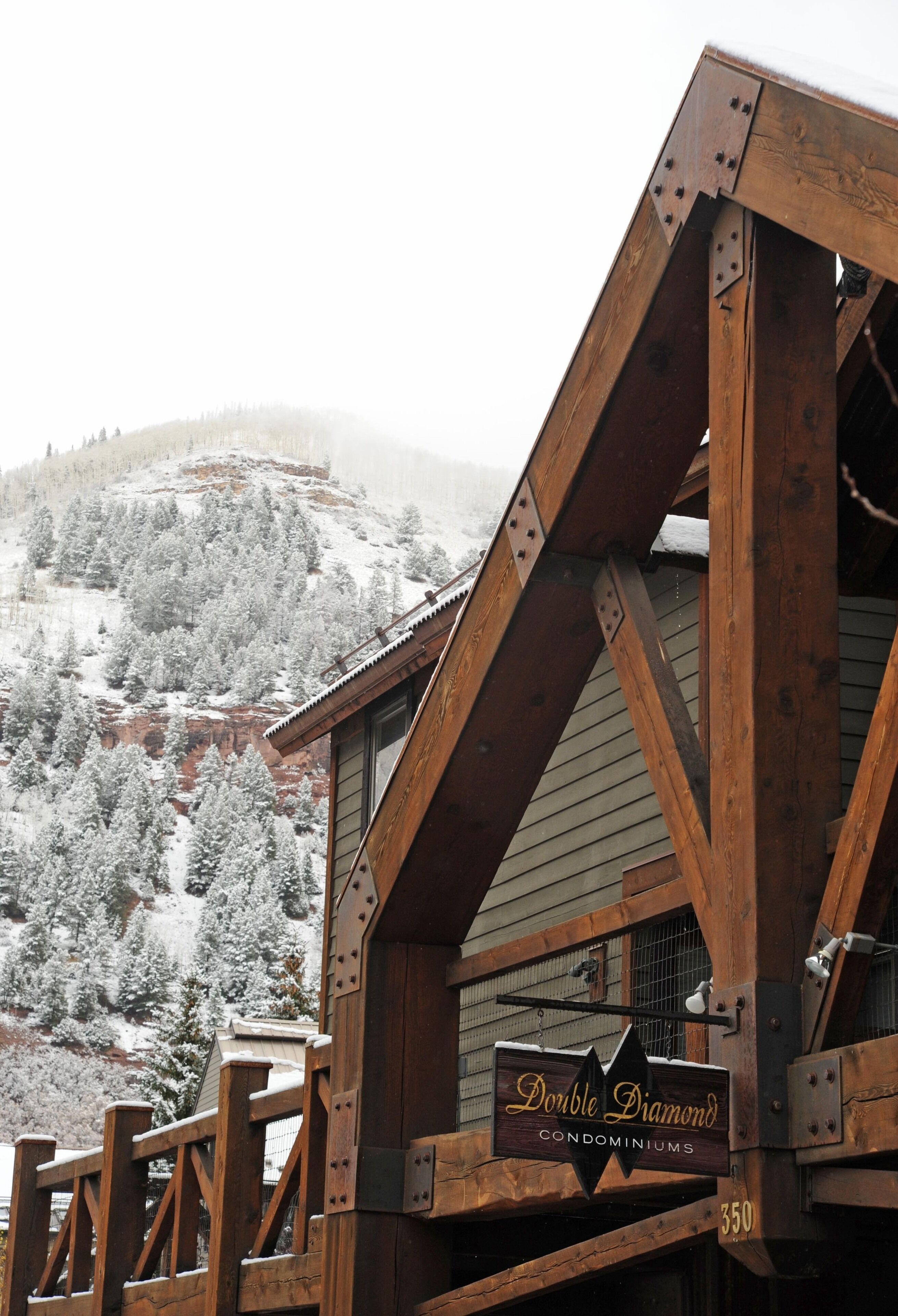 Un bâtiment en bois sur lequel on peut lire l’inscription « Double Diamond Condominiums » et le numéro 350.