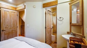 2 slaapkamers, een strijkplank/strijkijzer, gratis wifi, beddengoed