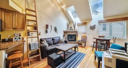 In-Town Townhome, ski-in-out. Walk to everything - 2BD, 2.5BA, Laundry, Shuttle