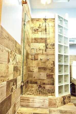 Shower, hair dryer, towels, soap -  Bayblue Suite1  (Caye Caulker)