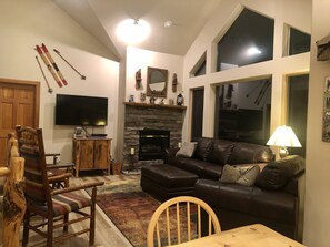 Smart-TV, peis, DVD-spiller og bøker