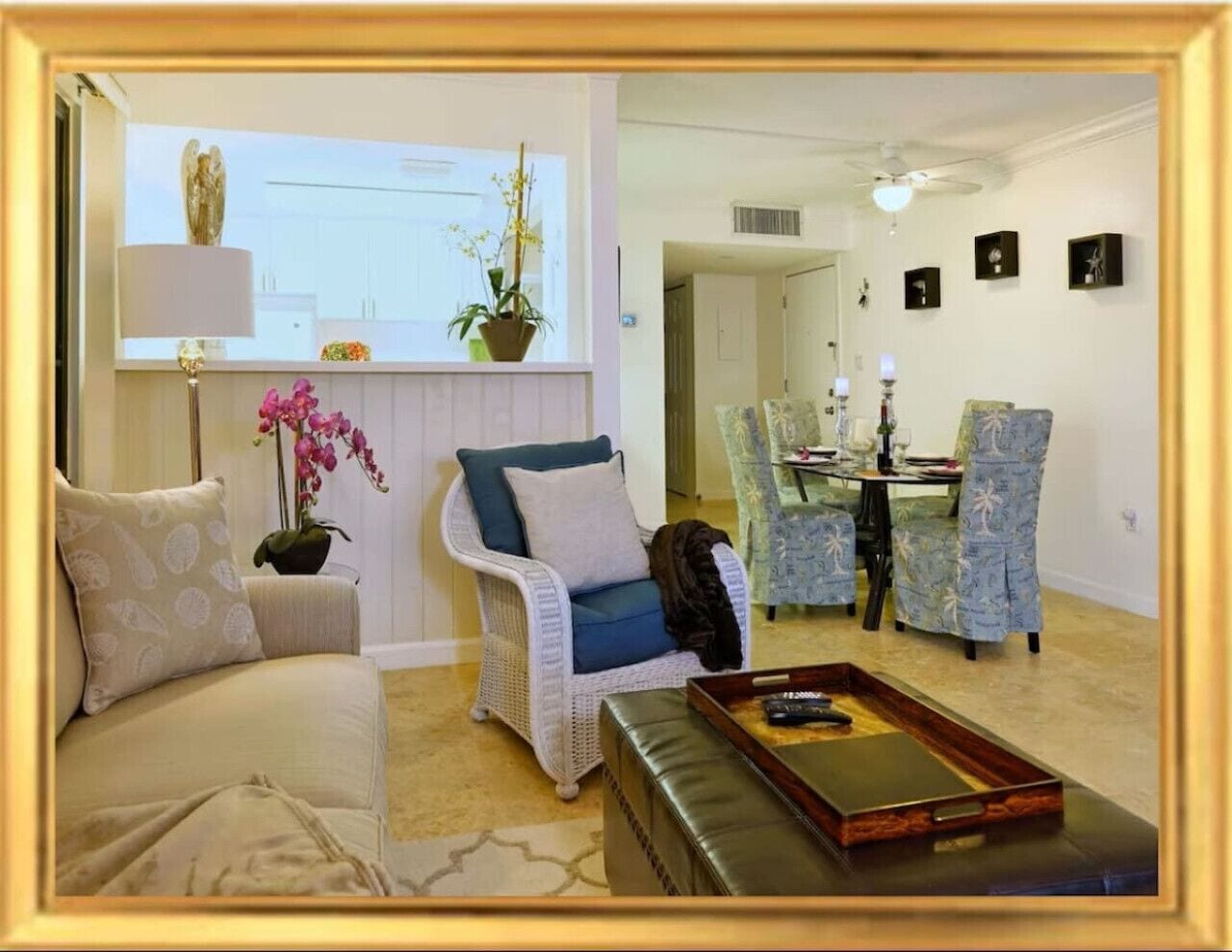 Una televisión, una chimenea