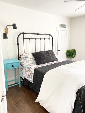 2 makuuhuonetta, silitysrauta/-lauta, ilmainen Wi-Fi, vuodevaatteet