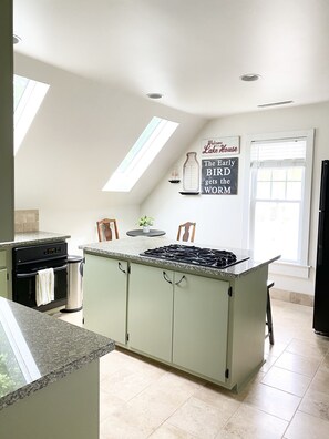 Jääkaappi, mikroaaltouuni, uuni, liesi