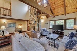 Smart TV, fireplace, DVD player, stereo - Open this weekend!  Best snow in years. 6BR Cabin, Game Room, Minutes to slopes” (Lake Harmony)