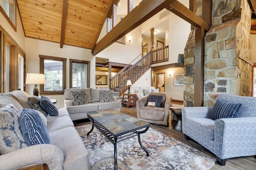 “Perfect Ski Getaway! 6BR Cabin, Game Room, Fire pit & Minutes to slopes”